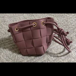 Elegant Mauve Woven Bucket Bag